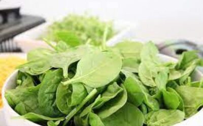 Apart from health, spinach is also beneficial for skin, use it in this way